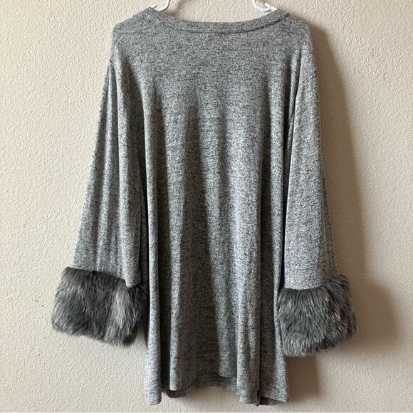 NWT Lane Bryant Gray Faux Fur Modern Sleeves Flowy Drapey Tunic Sweater 26/28 - Picture 3 of 6